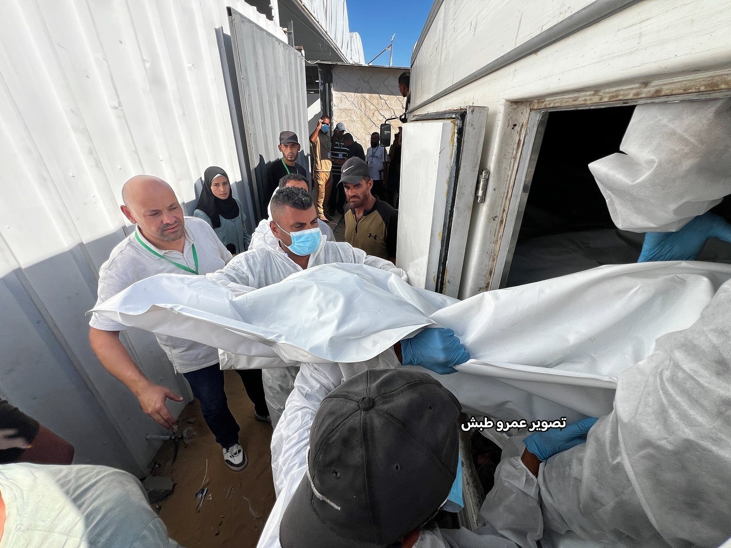 الصحة في غزة: استلام 30 جثماناً جديداً لشهداء أفرج عنهم الاحتلال