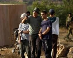 مستعمرون يهددون عائلات بالترحيل في قرية فروش بيت دجن