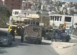 الاحتلال يقتحم قلنديا ويداهم منازل ويعتقل شابا