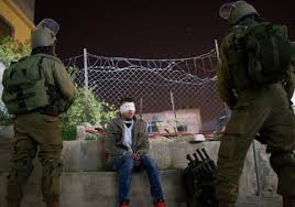 قوات الاحتلال تعتقل 4 مواطنين من بيت أمر شمال الخليل