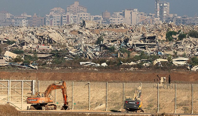 صحيفة عبرية: الجيش يُحوّل أطراف غزة إلى "مكبّ نفايات ومخلفات بناء"