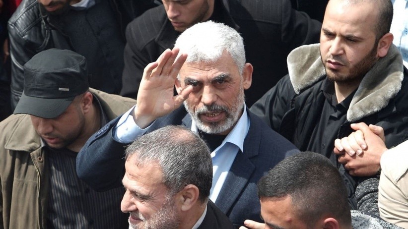 بالفيديو : اسرائيل تبث فيديو حصري للشهيد السنوار قبل اغتياله