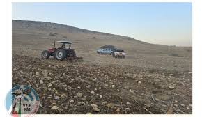 للاستيلاء عليها: مستعمرون يحرثون مئات الدونمات من الأراضي الزراعية غرب الخليل