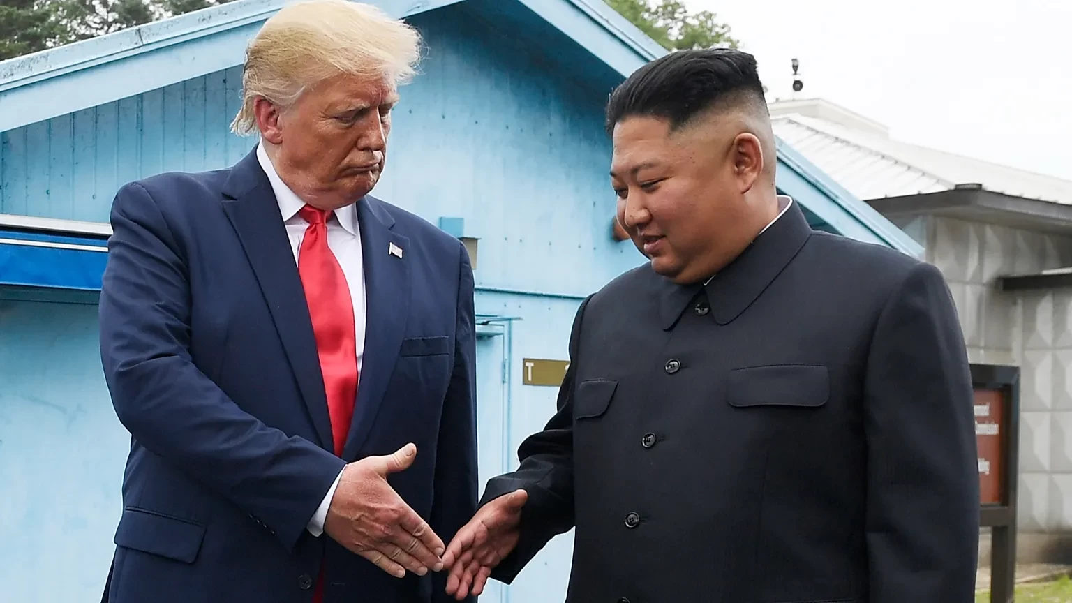 تكهنات بعقد لقاء بين كيم جونغ أون وترامب خلال زيارة الأخير لكوريا الجنوبية