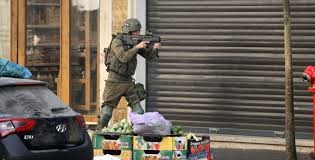 إصابة شاب برصاص الاحتلال واعتقال 4 آخرين بينهم طفل في الخليل