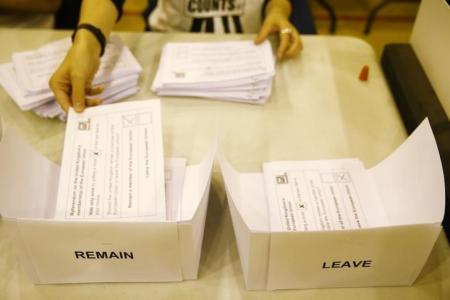 اللجنة العليا للاستفتاء: بريطانيا خارج الاتحاد الأوروبي..ودعوة لاستقالة كاميرون فورا