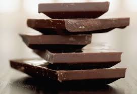قطعة من الشوكولاتة الداكنة تساعدك على النوم الهادئ