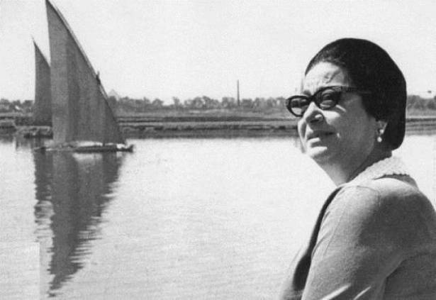 صورة نادرة لأم كلثوم بين يدي رجل.. من هو؟