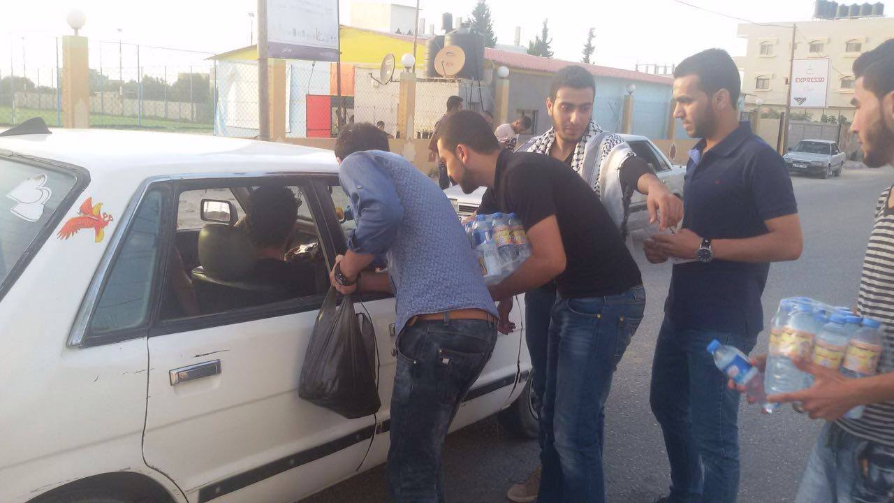 صور: الشبيبة الفتحاوية تواصل حملة إفطار الصائم السريع