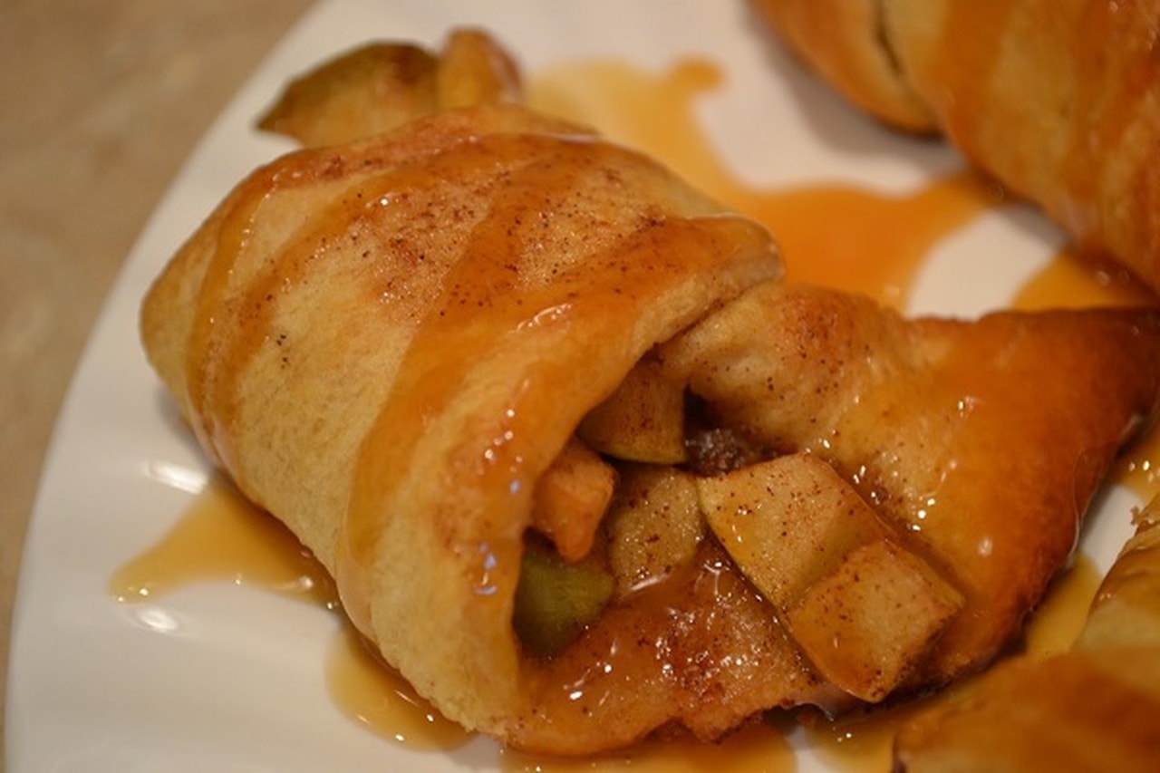 كرواسون التفاح بالكراميل والقرفة