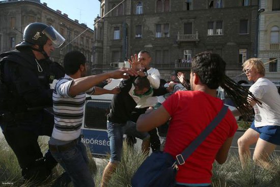 بالصور : اعتداء جماهير المجر على اللاجئين السوريين قبل مباراة رومانيا