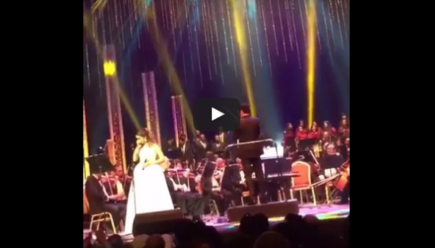 بالفيديو : فنانة تنهار بالبكاء على المسرح.. فما السبب ؟؟