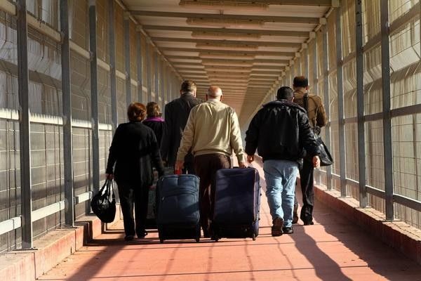 دفعة من الطلاب يغادرون غزة عبر معبر بيت حانون
