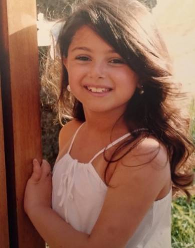 بصورة : هل تعرفون هذه الطفلة أي نجمة أصبحت ؟