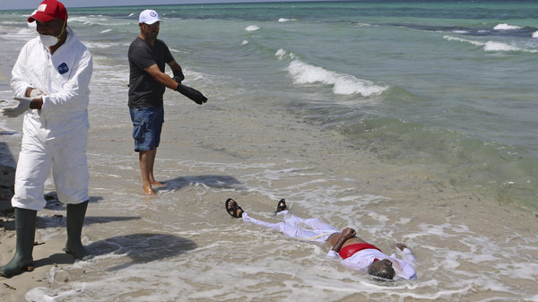 مقتل 22 شخصاً إثر غرق سفينة للمهاجرين قبالة سواحل ليبيا