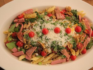 سلطة المكرونة والخضروات