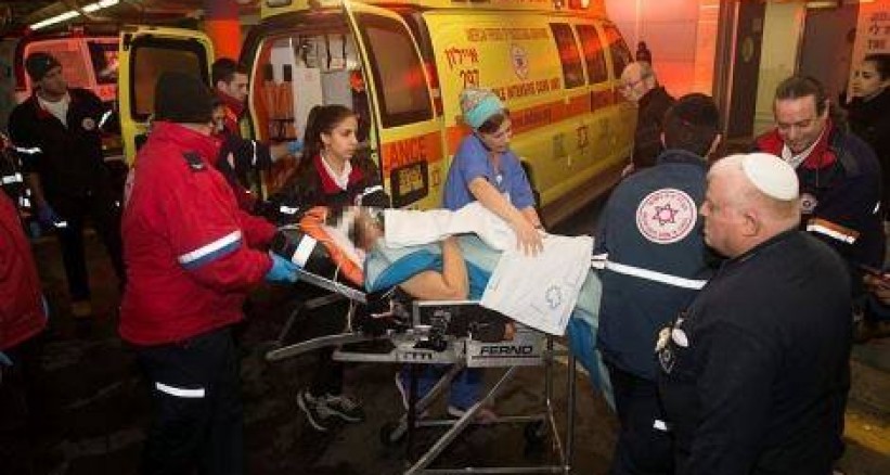 إصابة اثنين من المستوطنين جراء إطلاق الحجارة على سيارتهما