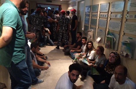 عشرات المحتجين يقتحمون وزارة البيئة في بيروت