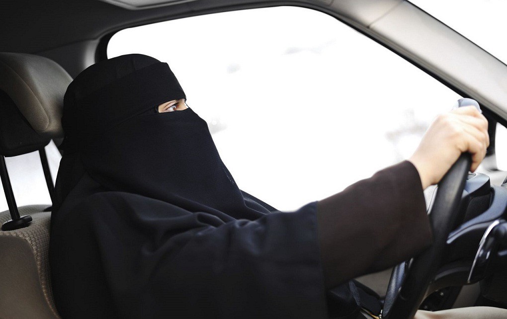 العاهل السعودي يسمح للمرأة بقيادة السيارة