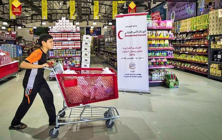 فارس العرب تستكمل توزيع القسائم الشرائية على الأسر الفقيرة بغزة