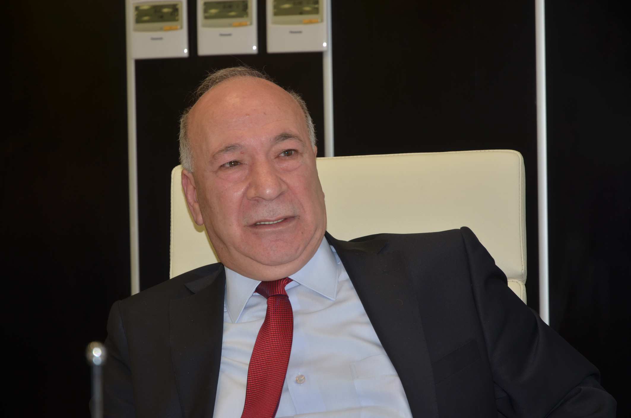الإعلامي "أبو ندى" يكشف عن أسباب اعتقال السلطة للوزير رياض الحسن