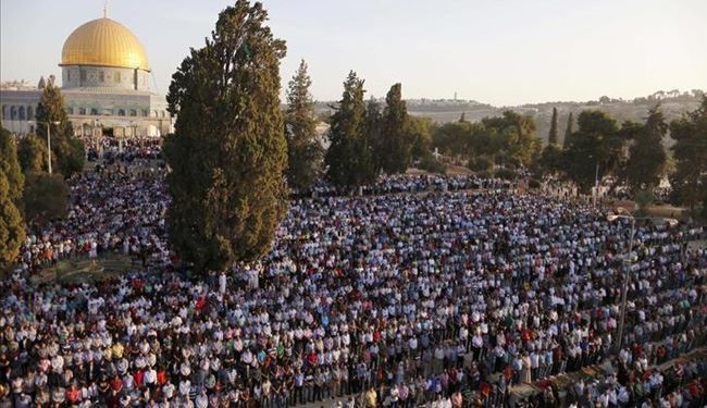 آلاف المصلين يؤدون صلاة الجمعة في المسجد الأقصى