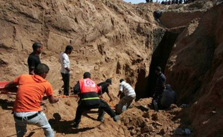 الدفاع المدني: ينتشل جثماني شابين  جراء انهيار نفق في دير البلح