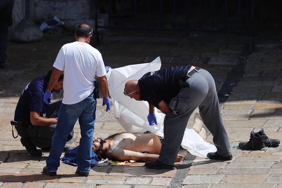 بالفيديو : الاحتلال يعدم شاب أردني بذريعة محاولته تنفيذ عملية طعن في القدس