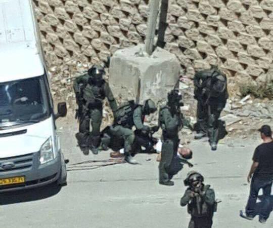محدث بالصور: استشهاد طفل برصاص الاحتلال على حاجز شعفاط بالقدس