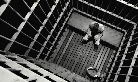 ادارة سجون الاحتلال تواصل عزل اسيرين مقدسيين