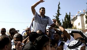 صورة.. الاحتلال يفرج عن أسير من مخيم الشاطئ غرب مدينة غزة