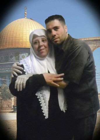 هدية الأسير "أبو وهدان" لوالدته من خلف القضبان