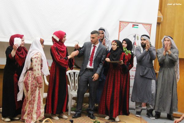 طلبة جامعة النجاح يقدمون مسرحية تحاكي العرس الفلسطيني