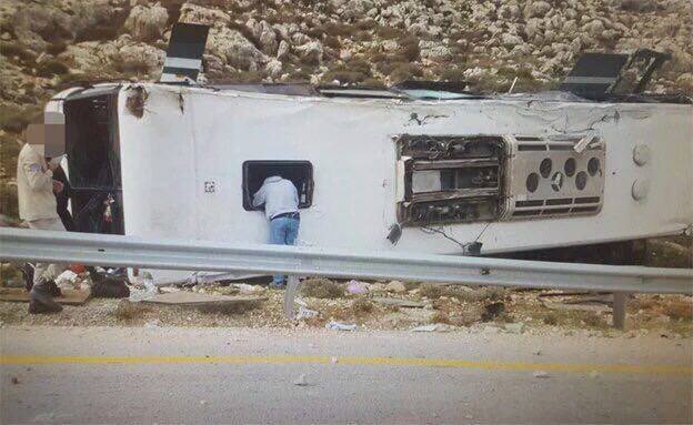 مقتل إسرائيلية وإصابة العشرات بانقلاب حافلة قرب رام الله