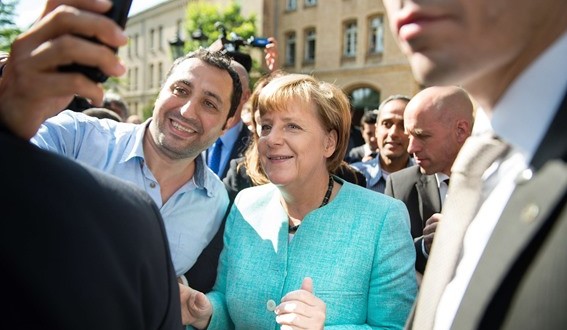 الحلم الجميل انتهى .. انتقادات حادة لميركل بعد تغير موقفها من دعم اللاجئين السوريين