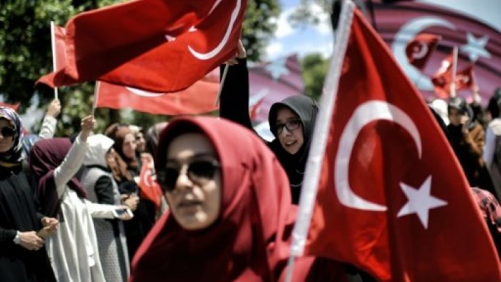 مظاهرة في إسطنبول احتجاجاً على إغلاق قناة تلفزيونية مؤيدة للأكراد