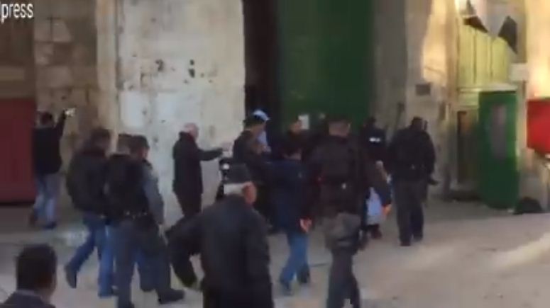 بالفيديو والصور: بحراسة مشددة من شرطة الاحتلال مستوطنون يقتحمون باحات المسجد الأقصى
