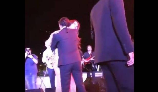 بالفيديو : معجب يهاجم هيفاء وهبي على المسرح.. ماذا حلّ به؟