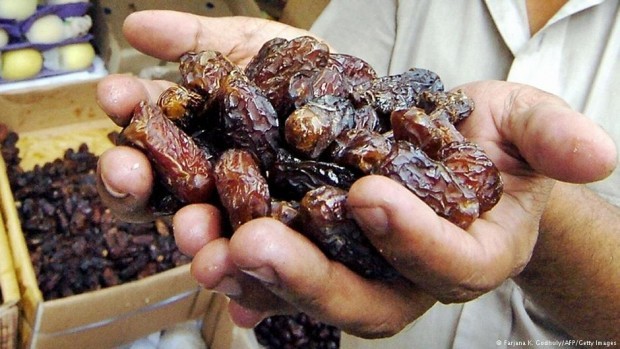 ضبط وإتلاف 1300 كغم تمر فاسد في نابلس