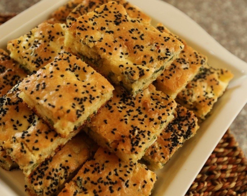 فطيرة الجبنة والزعتر الأخضر خطوة بخطوة