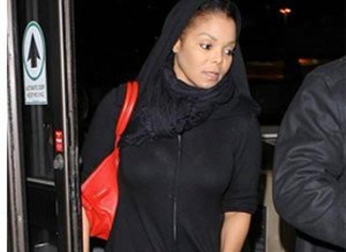 بعد ثلاث سنوات من زواجها , جانيت جاكسون تعتنق الاسلام وتعتزل الاغاني المثيرة والرقص