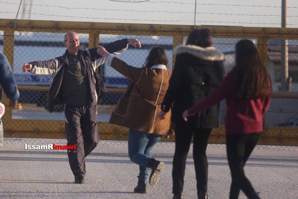 بالصور: الأسير الصحفي عمر نزال حراً