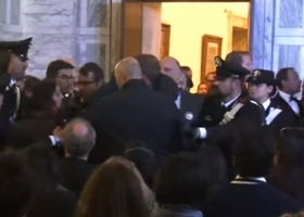 شاهد الفيديو: لحظة هجوم سيدة على جون كيري