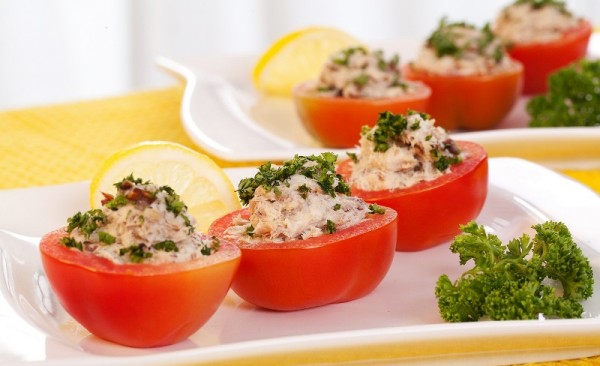 طماطم محشية بالجبن والريحان