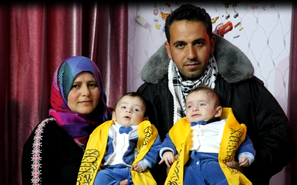 "فيديو": لأول مرة..  عائلة تطلق على مولوديها "نضال العامودي ومحمد دحلان"