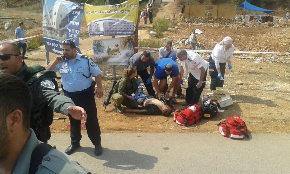 بالصور : إصابة ضابط إسرائيلي ومستوطن بعملية طعن في الخليل والقدس وإستشهاد المنفذ
