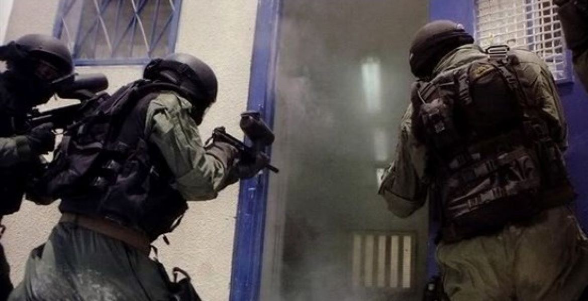وحدات القمع الإسرائيلية تقتحم سجن "نفحة" وتهدد أسرى حماس