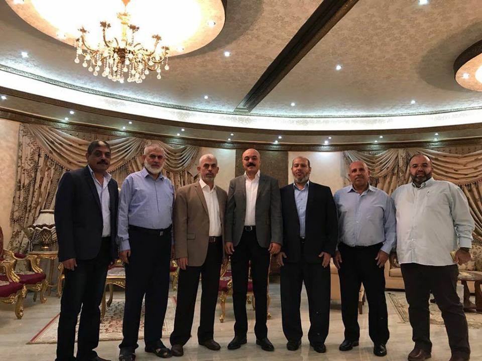 المشهراوي وقيادات مقربة من "دحلان" تلتقي وفد "حماس" بالقاهرة 