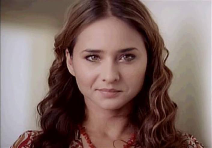 مفاجأة ك كيف نجت نيللي كريم ومخرج فيلم " اشتباك" من حادث الطائرة المصرية ؟