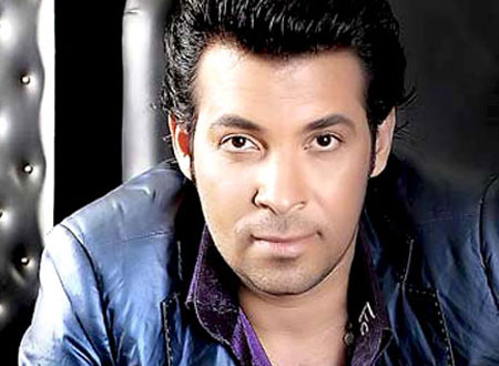 بالفيديو : الراقصة شمس تنشر فيديو لسعد الصغير يقبل قدمها!